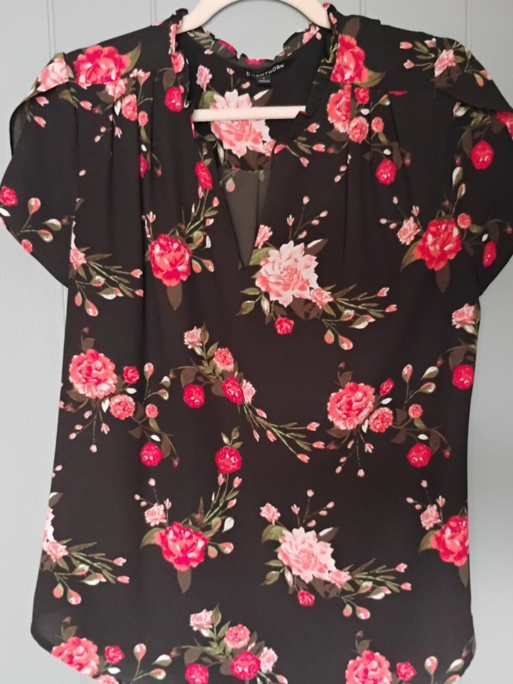 41 Hawthorn Tiffiny Tulip Sleeve Blouse Large Black top with red florals
